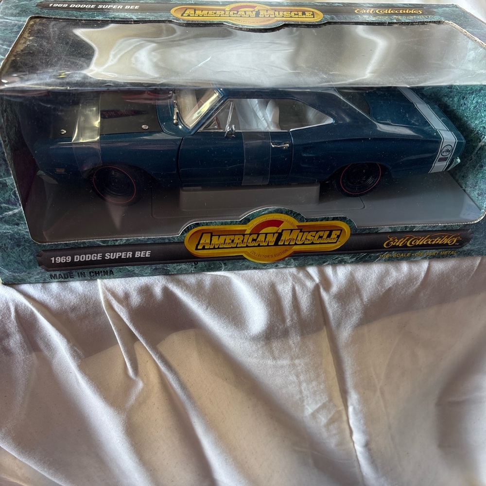 Ertl American Muscle 1:18 1969 Dodge Super Bee Diecast Model Car